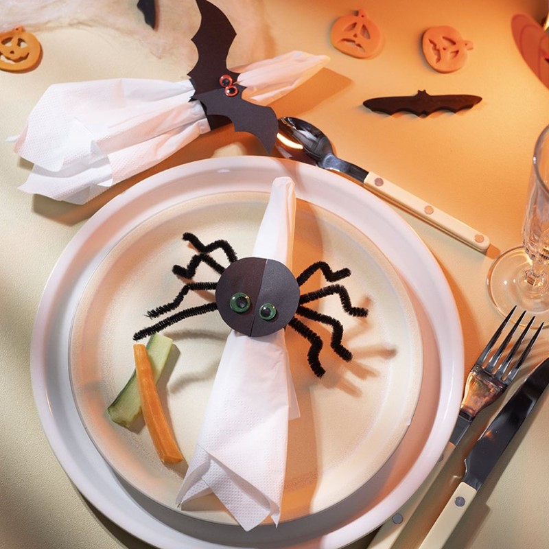 Halloween servetringen van papier en chenilledraad