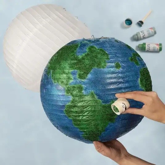 Wereldbol lampion maken van een rijstpapierlamp met hobbyverf
