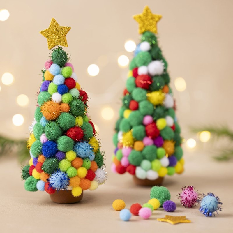 Feestelijke pompon kerstbomen