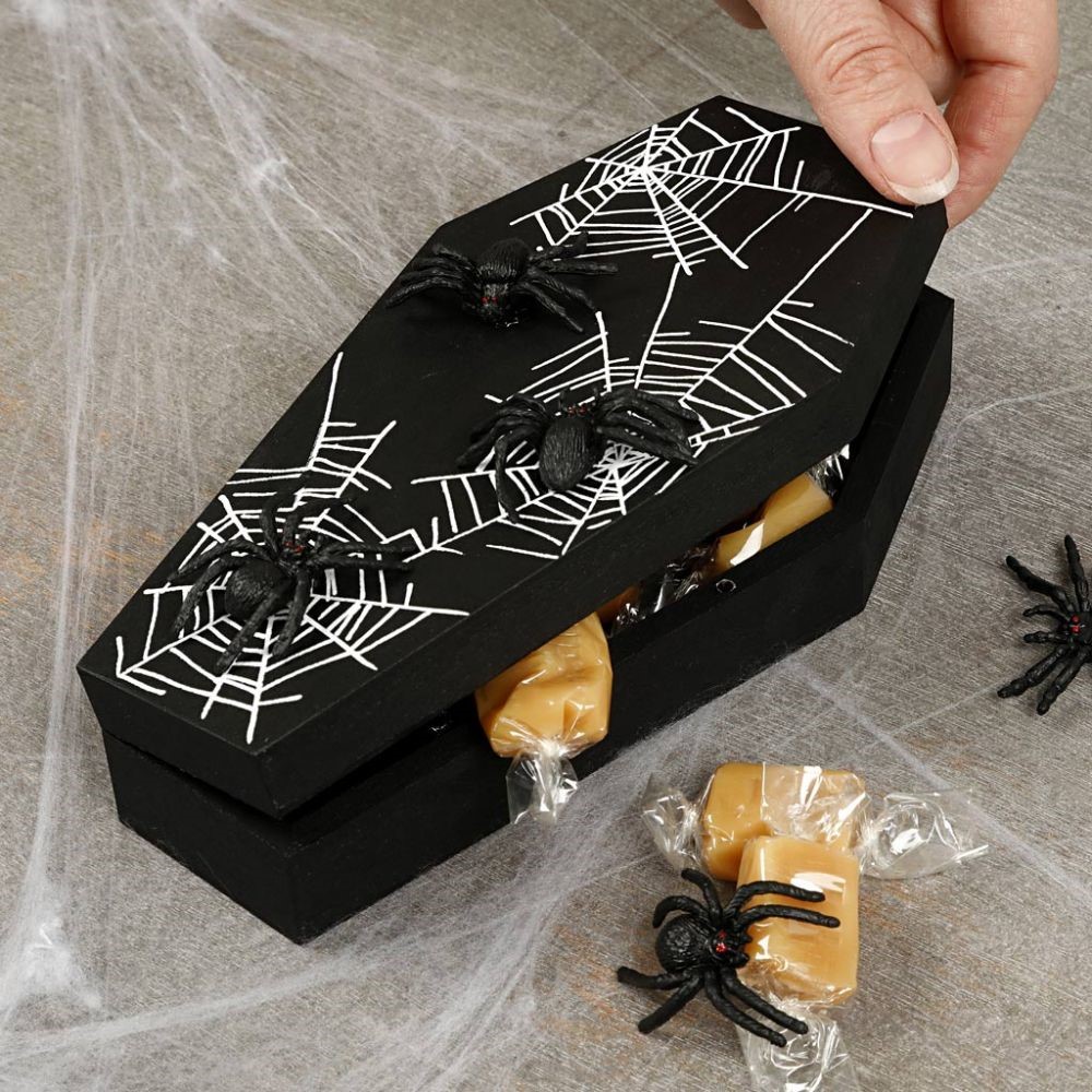 Maak een griezelige Halloweenkist met spinnen