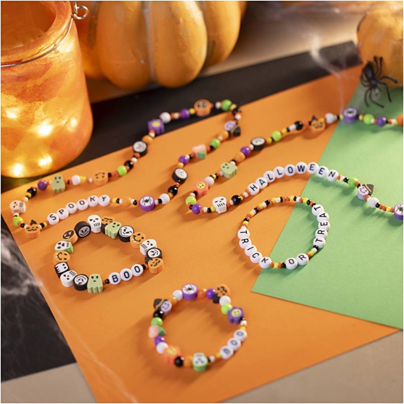 Maak je eigen Halloween-sieraden met letterkralen