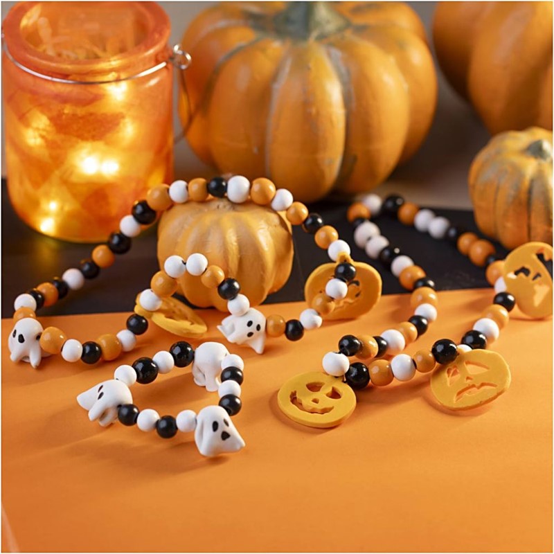 Maak je eigen Halloween-sieraden van kralen en klei