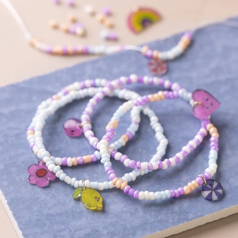 Armband maken met rocailles en krimpfolie bedels
