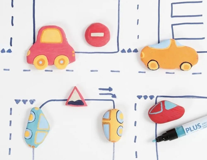 Auto’s en verkeersborden maken van luchtdrogende klei