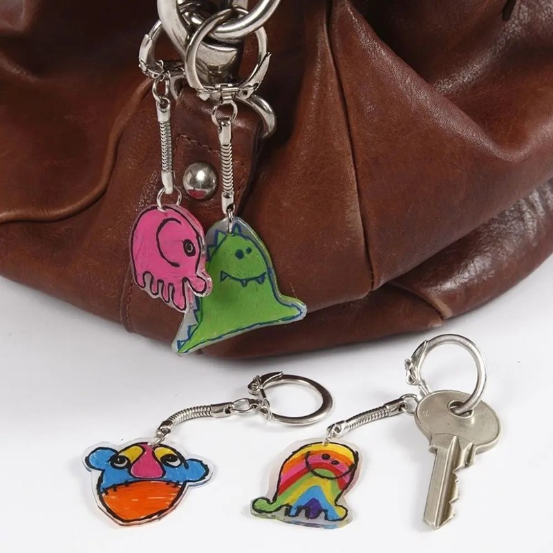 Monster hangers maken van krimpfolie met kleurpotloden