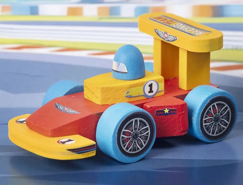 Raceauto schilderen en maken met stickers