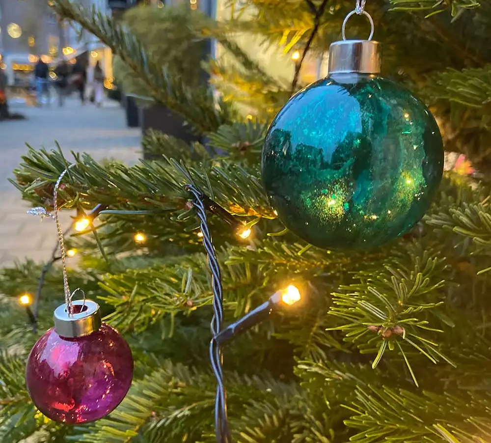 Unieke kerstballen maken met alcoholinkt