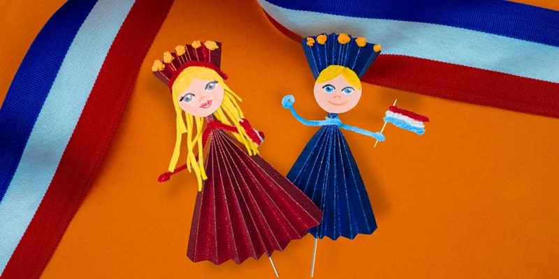 Koning en Koningin maken van papier voor Koningsdag