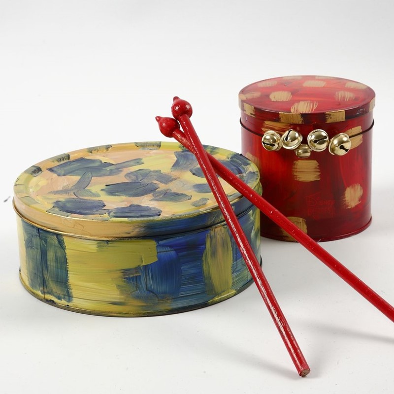 Drum maken van papier-maché dozen en bloemstokken