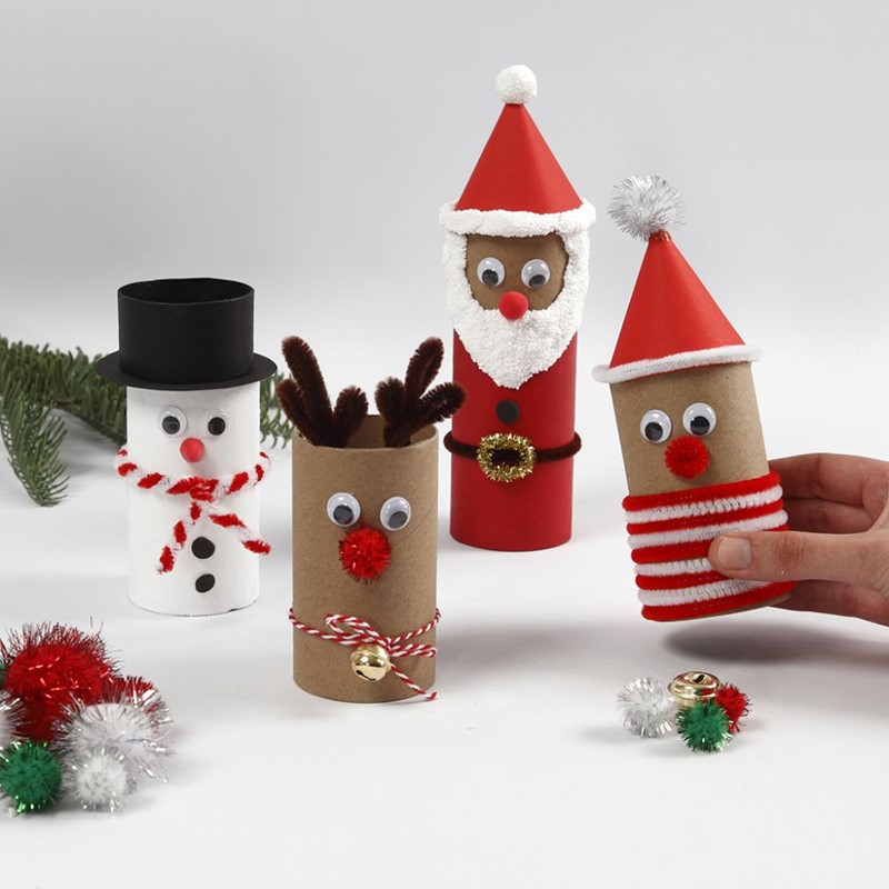 Vrolijke kerstfiguren van kartonnen kokers