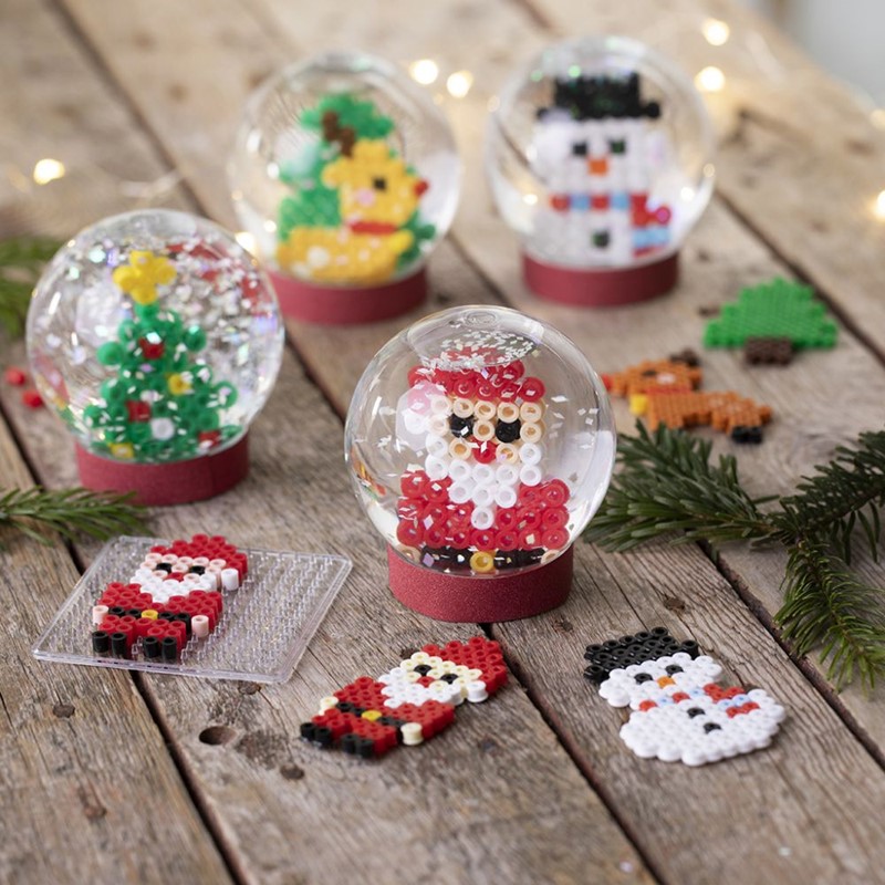 Sneeuwballen met kerstfiguurtjes