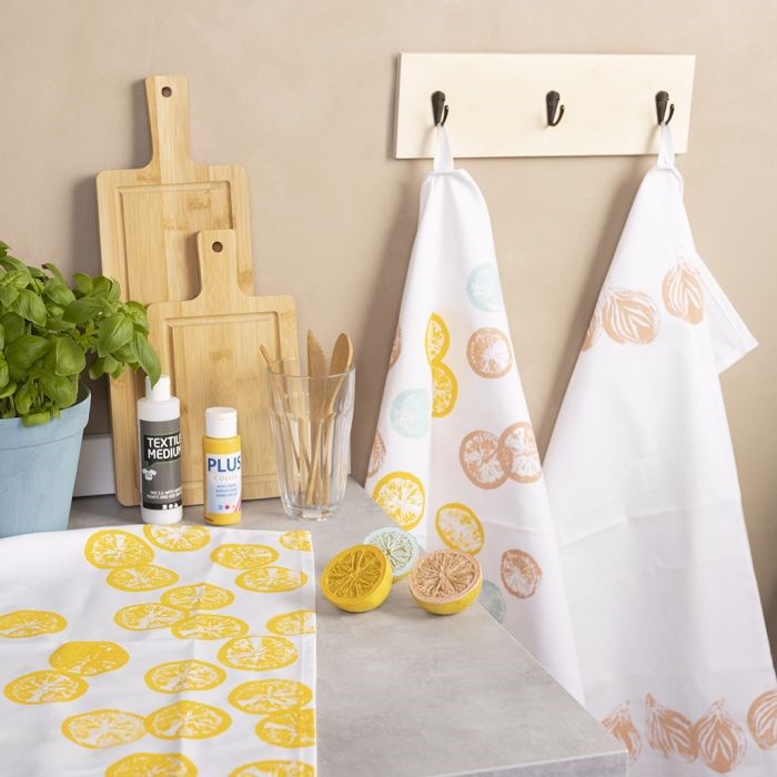 Creatief stempelen met groente en fruit op textiel