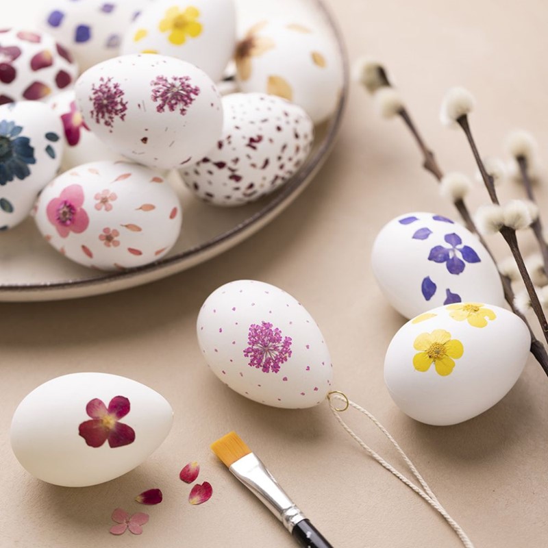 Paaseieren met gedroogde bloemen