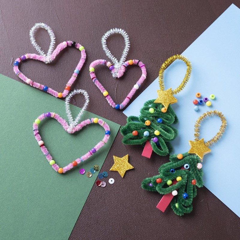 Vrolijke kerstdecoraties van pijpenragers