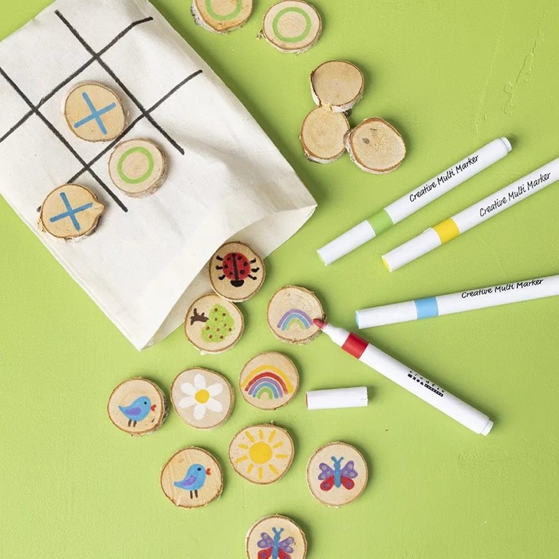 Twee spellen maken met houten schijven en een stoffen tas